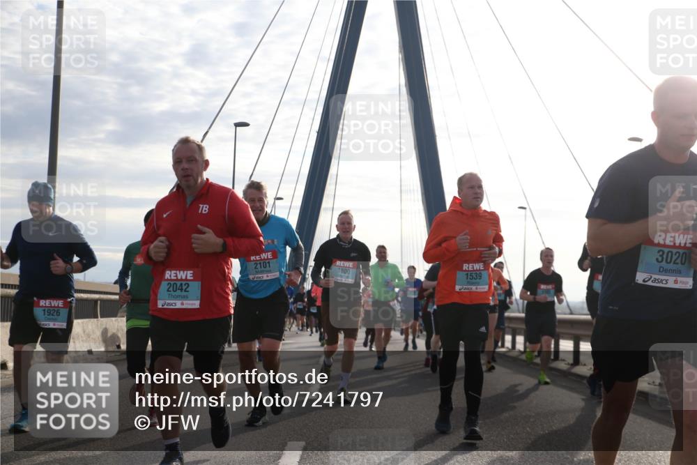 03.10.2024 - Köhlbrandbrückenlauf Jannik Wohlers http://msf.ph/oto/7241797 03.10.2024 09:26:17 Position 1 1926, 2042, 1539, 3020, 2101, 1800 meine-sportfotos.de