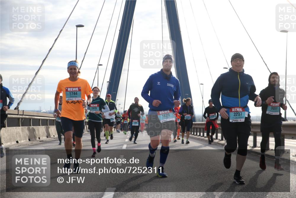 03.10.2024 - Köhlbrandbrückenlauf Jannik Wohlers http://msf.ph/oto/7252311 03.10.2024 09:27:42 Position 1 1744, 2470, 1369, 1820, 3164, 2237, 3051 meine-sportfotos.de