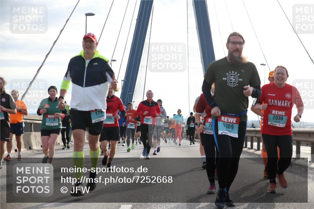 03.10.2024 - Köhlbrandbrückenlauf Jannik Wohlers http://msf.ph/oto/7252668 03.10.2024 09:27:46 Position 1 2110, 179, 2080, 22, 23, 20, 1369, 2039, 1118, 2297 meine-sportfotos.de