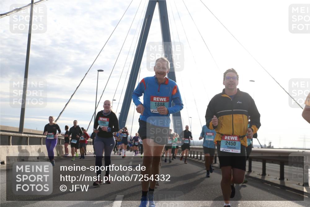 03.10.2024 - Köhlbrandbrückenlauf Jannik Wohlers http://msf.ph/oto/7254332 03.10.2024 09:28:01 Position 1 2095, 1888, 2608, 2450 meine-sportfotos.de
