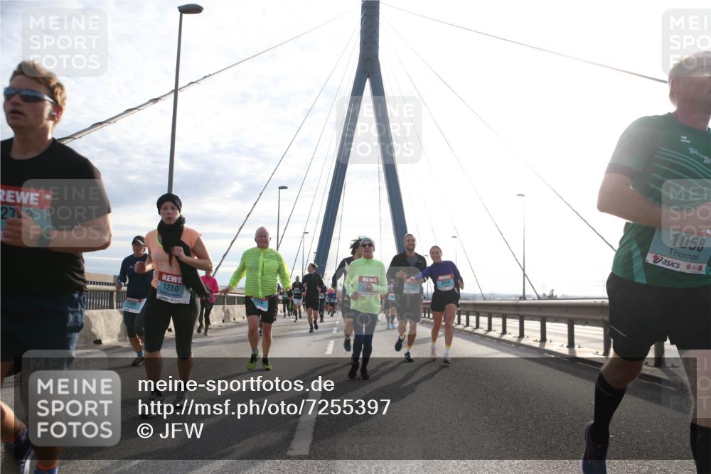 03.10.2024 - Köhlbrandbrückenlauf Jannik Wohlers http://msf.ph/oto/7255397 03.10.2024 09:28:12 Position 1 2713, 2580, 1280, 2116, 2034, 1058 meine-sportfotos.de