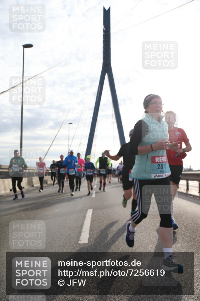 03.10.2024 - Köhlbrandbrückenlauf Jannik Wohlers http://msf.ph/oto/7256619 03.10.2024 09:28:20 Position 1 2878 meine-sportfotos.de