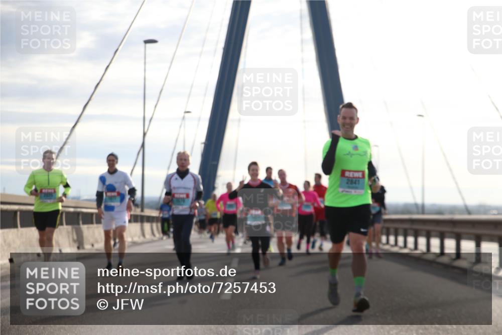 03.10.2024 - Köhlbrandbrückenlauf Jannik Wohlers http://msf.ph/oto/7257453 03.10.2024 09:28:30 Position 1 2841 meine-sportfotos.de