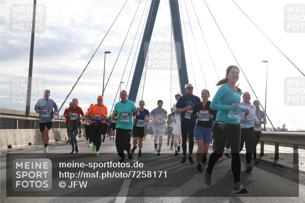 03.10.2024 - Köhlbrandbrückenlauf Jannik Wohlers http://msf.ph/oto/7258171 03.10.2024 09:28:50 Position 1 3327, 219, 1963, 2026, 2265, 1758, 2174, 2313, 3154 meine-sportfotos.de