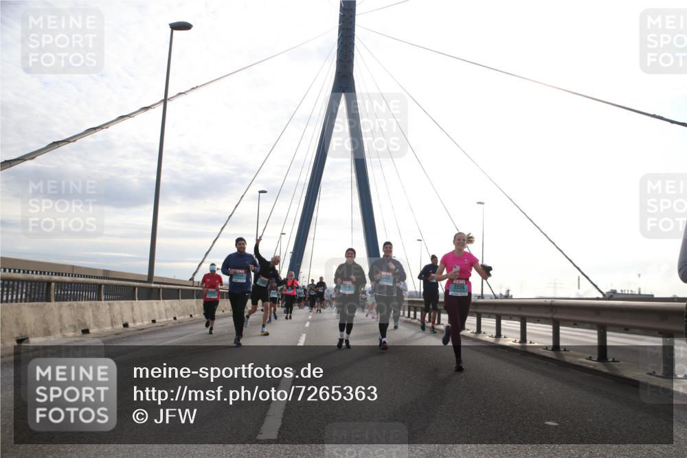 03.10.2024 - Köhlbrandbrückenlauf Jannik Wohlers http://msf.ph/oto/7265363 03.10.2024 09:30:21 Position 1 2660, 2239, 2518 meine-sportfotos.de