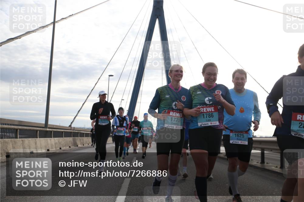 03.10.2024 - Köhlbrandbrückenlauf Jannik Wohlers http://msf.ph/oto/7266886 03.10.2024 09:30:40 Position 1 3727, 3359, 2531, 1775, 1786, 1625, 28 meine-sportfotos.de