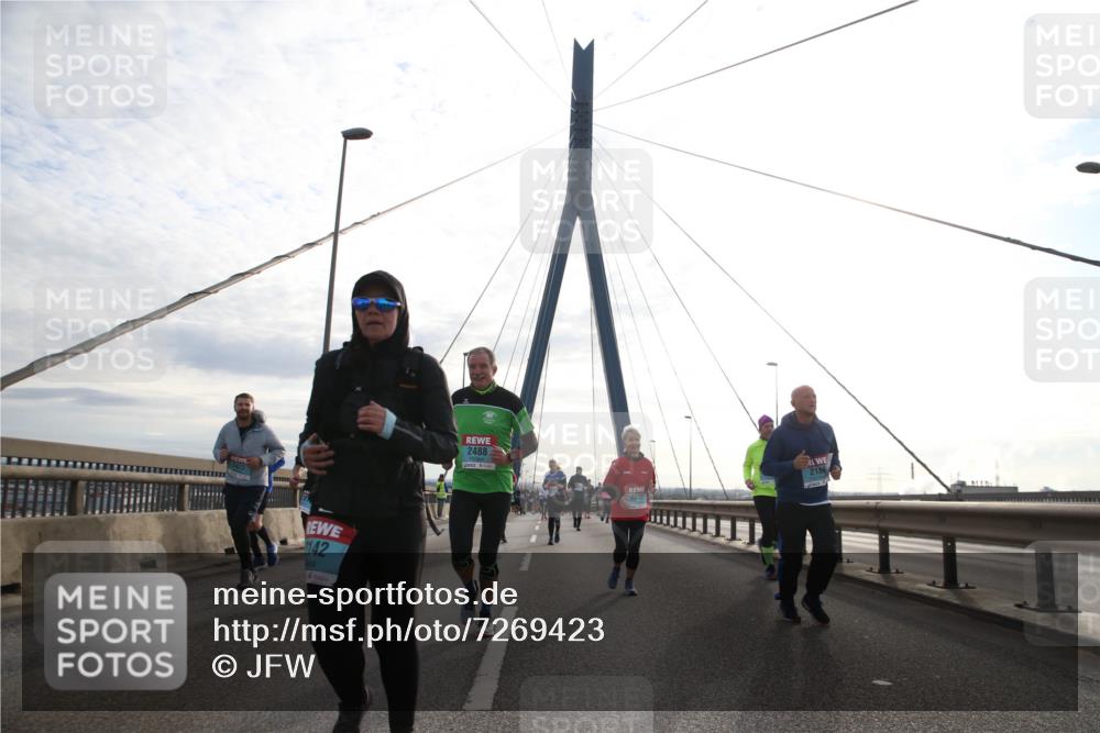 03.10.2024 - Köhlbrandbrückenlauf Jannik Wohlers http://msf.ph/oto/7269423 03.10.2024 09:30:59 Position 1 142, 2488, 218 meine-sportfotos.de