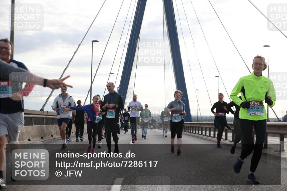 03.10.2024 - Köhlbrandbrückenlauf Jannik Wohlers http://msf.ph/oto/7286117 03.10.2024 09:33:03 Position 1 323, 274, 2274, 2273, 2937, 1939 meine-sportfotos.de