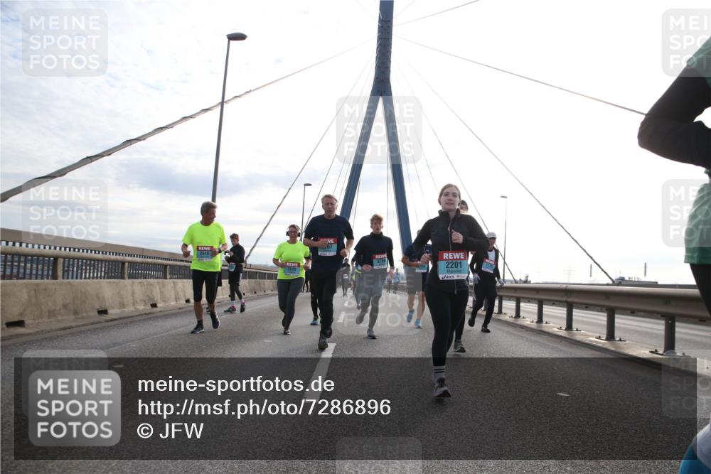 03.10.2024 - Köhlbrandbrückenlauf Jannik Wohlers http://msf.ph/oto/7286896 03.10.2024 09:33:11 Position 1 2646, 2619, 07, 2201, 1175 meine-sportfotos.de