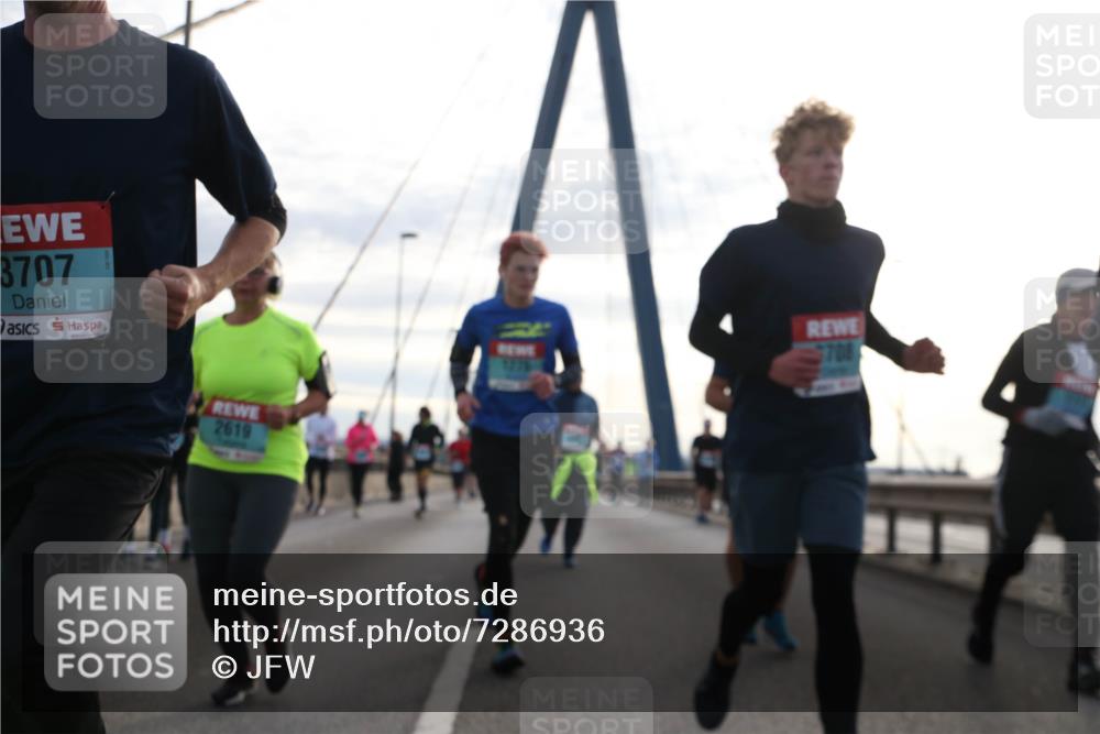 03.10.2024 - Köhlbrandbrückenlauf Jannik Wohlers http://msf.ph/oto/7286936 03.10.2024 09:33:13 Position 1 3707, 2619, 708 meine-sportfotos.de