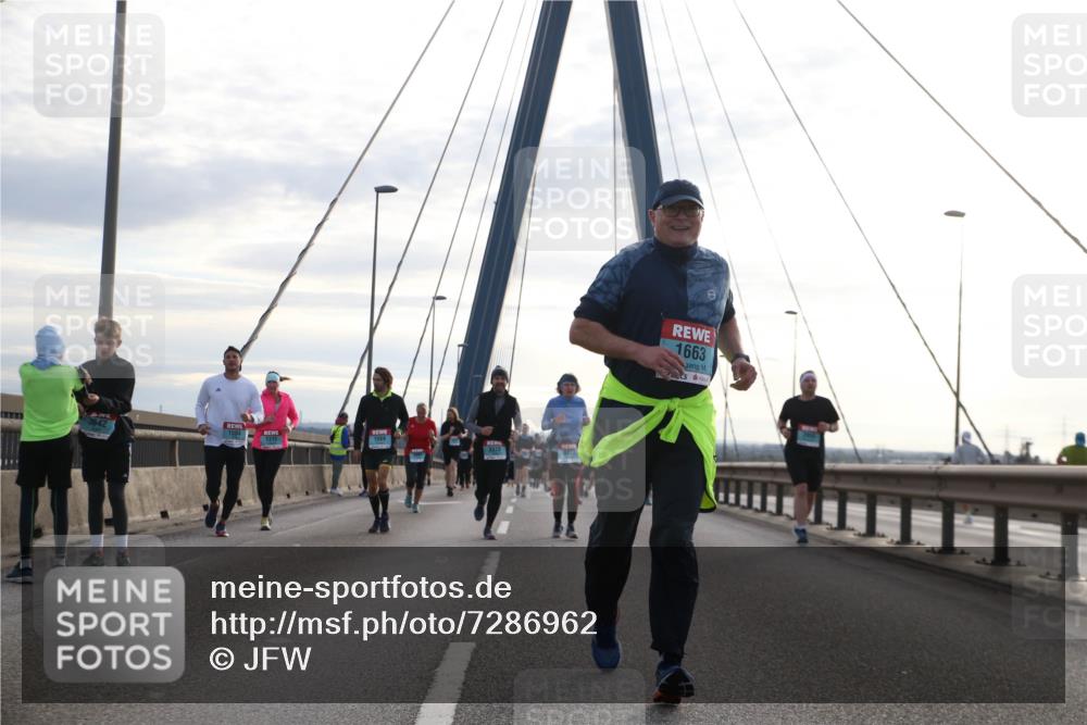 03.10.2024 - Köhlbrandbrückenlauf Jannik Wohlers http://msf.ph/oto/7286962 03.10.2024 09:33:15 Position 1 3642, 1584, 3376, 1663 meine-sportfotos.de