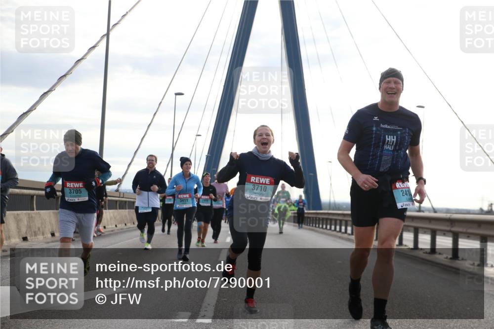 03.10.2024 - Köhlbrandbrückenlauf Jannik Wohlers http://msf.ph/oto/7290001 03.10.2024 09:34:01 Position 1 3705, 3710, 3411, 2909, 241 meine-sportfotos.de