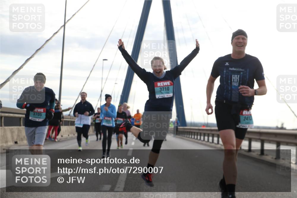 03.10.2024 - Köhlbrandbrückenlauf Jannik Wohlers http://msf.ph/oto/7290007 03.10.2024 09:34:02 Position 1 3705, 3710, 2413 meine-sportfotos.de