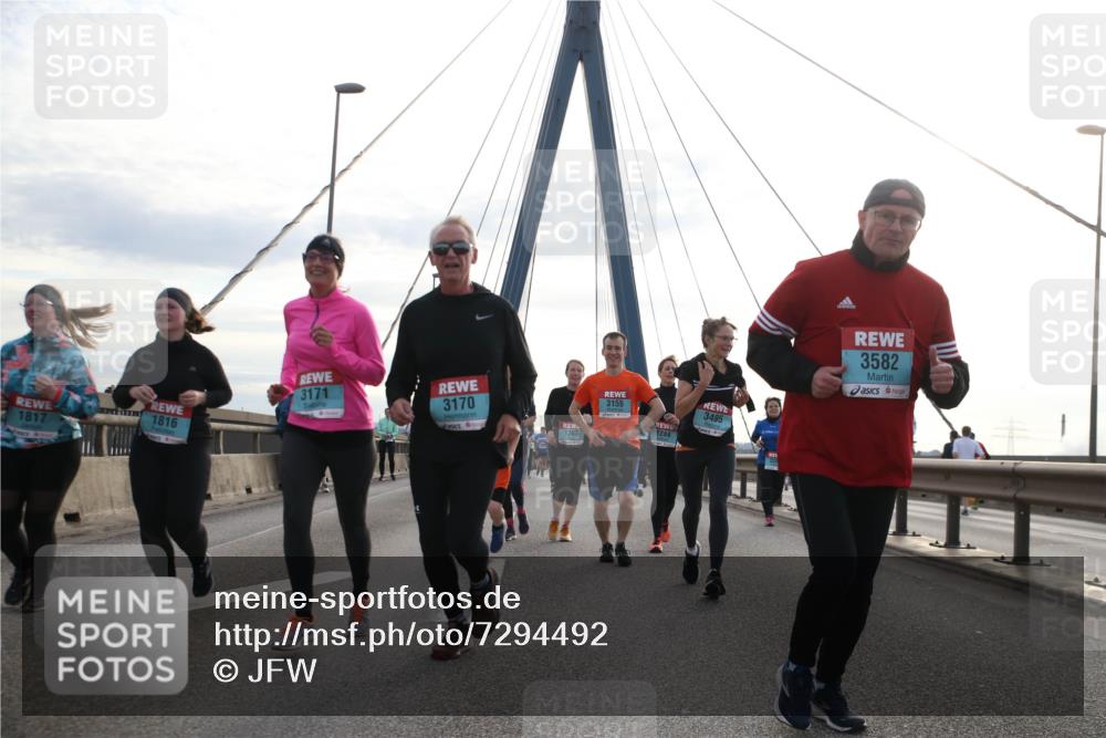 03.10.2024 - Köhlbrandbrückenlauf Jannik Wohlers http://msf.ph/oto/7294492 03.10.2024 09:34:20 Position 1 3171, 1817, 1816, 3170, 3155, 3495, 1267, 1244, 3582 meine-sportfotos.de