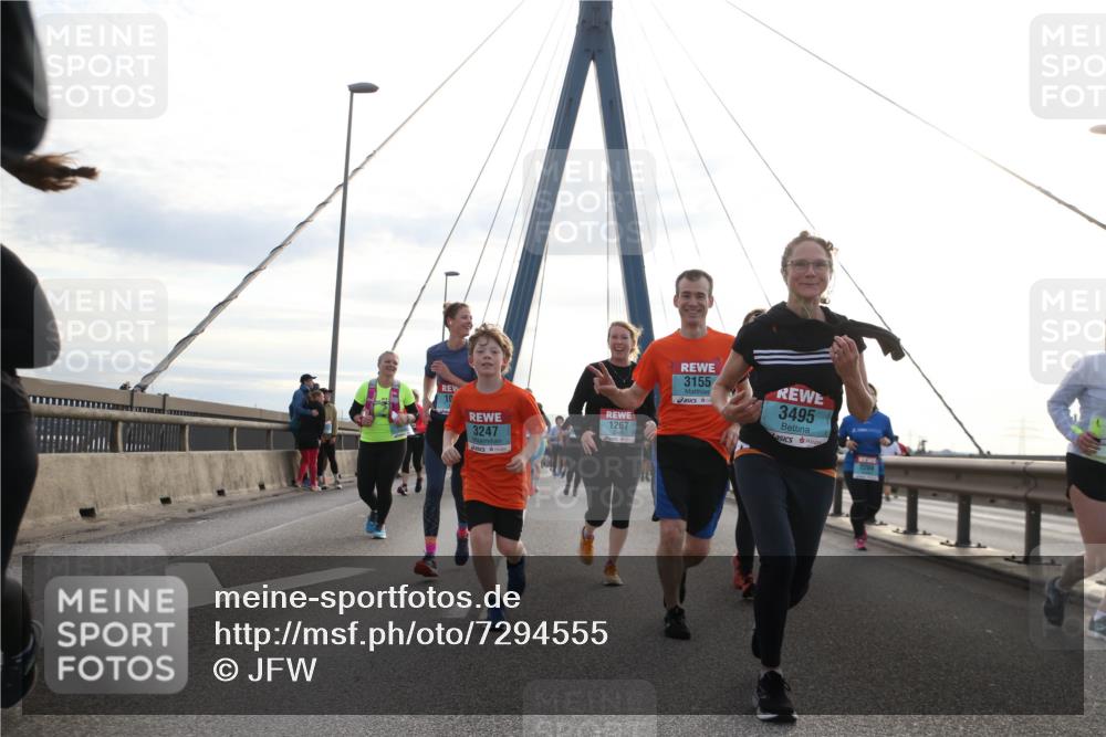 03.10.2024 - Köhlbrandbrückenlauf Jannik Wohlers http://msf.ph/oto/7294555 03.10.2024 09:34:21 Position 1 10, 3247, 1267, 3155, 3495, 2204 meine-sportfotos.de