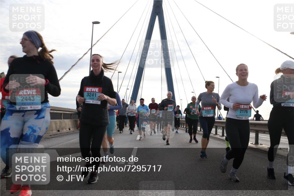 03.10.2024 - Köhlbrandbrückenlauf Jannik Wohlers http://msf.ph/oto/7295717 03.10.2024 09:34:27 Position 1 3, 2443, 3241, 2995, 2257, 2176 meine-sportfotos.de