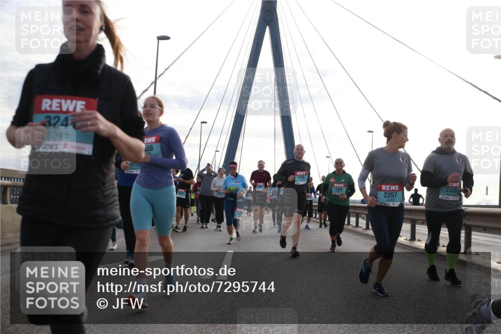 03.10.2024 - Köhlbrandbrückenlauf Jannik Wohlers http://msf.ph/oto/7295744 03.10.2024 09:34:28 Position 1 324, 2611, 56, 2995, 2444, 3349, 2257, 2335 meine-sportfotos.de