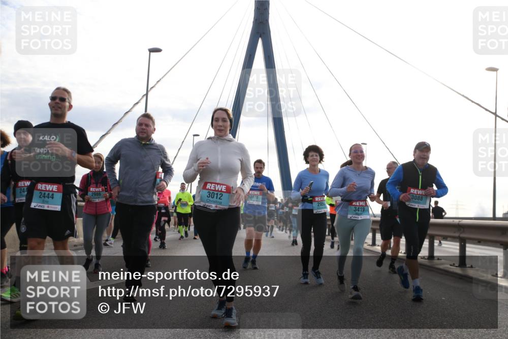 03.10.2024 - Köhlbrandbrückenlauf Jannik Wohlers http://msf.ph/oto/7295937 03.10.2024 09:34:32 Position 1 24, 2444, 2986, 3012, 3078, 2955, 3419, 3088 meine-sportfotos.de