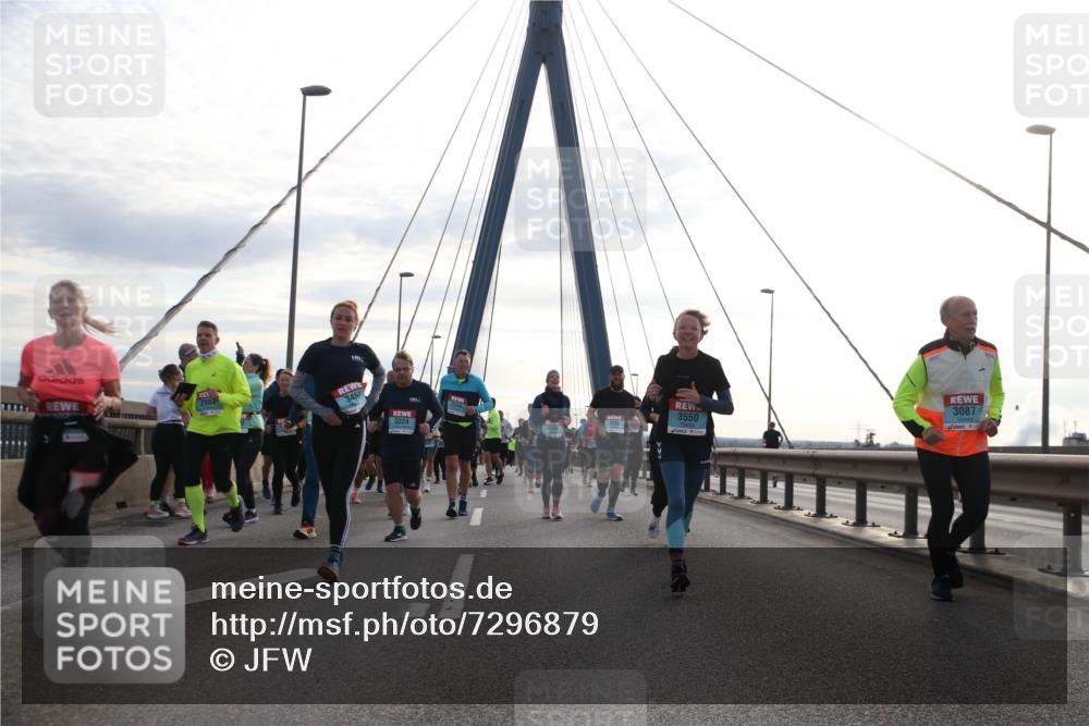 03.10.2024 - Köhlbrandbrückenlauf Jannik Wohlers http://msf.ph/oto/7296879 03.10.2024 09:34:35 Position 1 3324, 2344, 2500, 3550, 3087 meine-sportfotos.de
