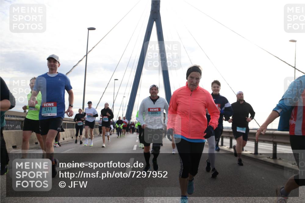 03.10.2024 - Köhlbrandbrückenlauf Jannik Wohlers http://msf.ph/oto/7297952 03.10.2024 09:34:44 Position 1 2711, 3721 meine-sportfotos.de