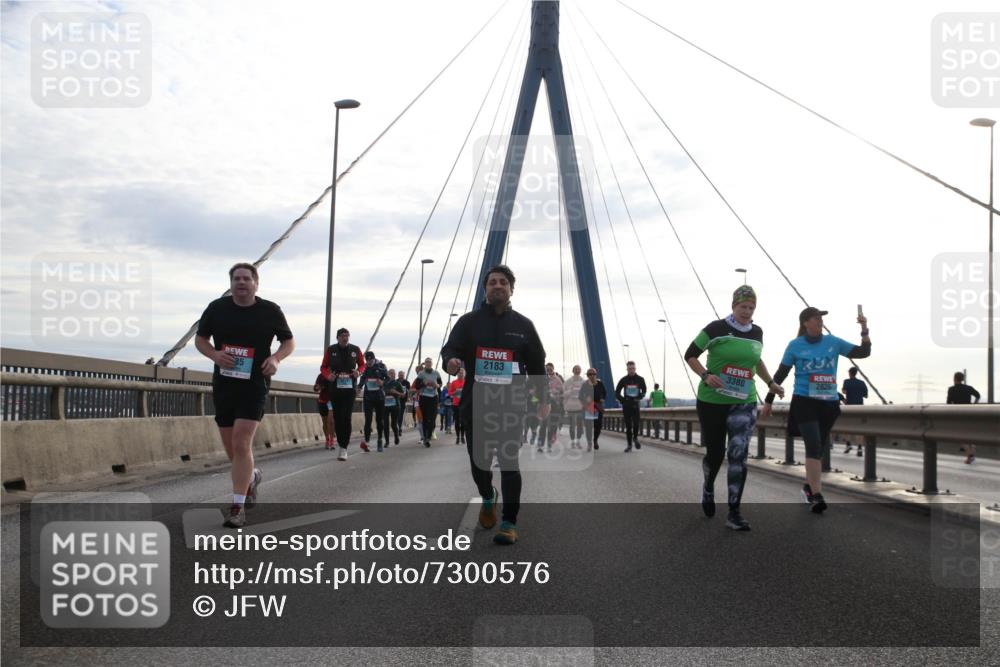03.10.2024 - Köhlbrandbrückenlauf Jannik Wohlers http://msf.ph/oto/7300576 03.10.2024 09:35:07 Position 1 2183, 3380, 2825 meine-sportfotos.de