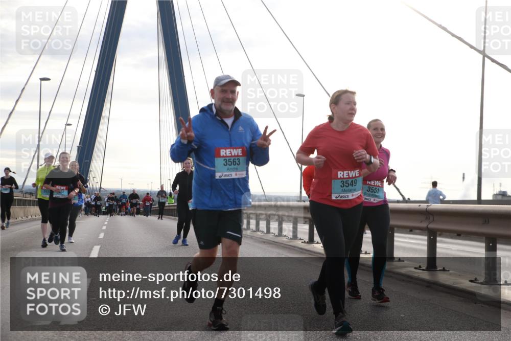 03.10.2024 - Köhlbrandbrückenlauf Jannik Wohlers http://msf.ph/oto/7301498 03.10.2024 09:35:29 Position 1 3563, 3549, 3551 meine-sportfotos.de