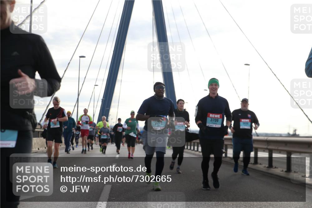 03.10.2024 - Köhlbrandbrückenlauf Jannik Wohlers http://msf.ph/oto/7302665 03.10.2024 09:35:54 Position 1 3711, 3426, 3709 meine-sportfotos.de