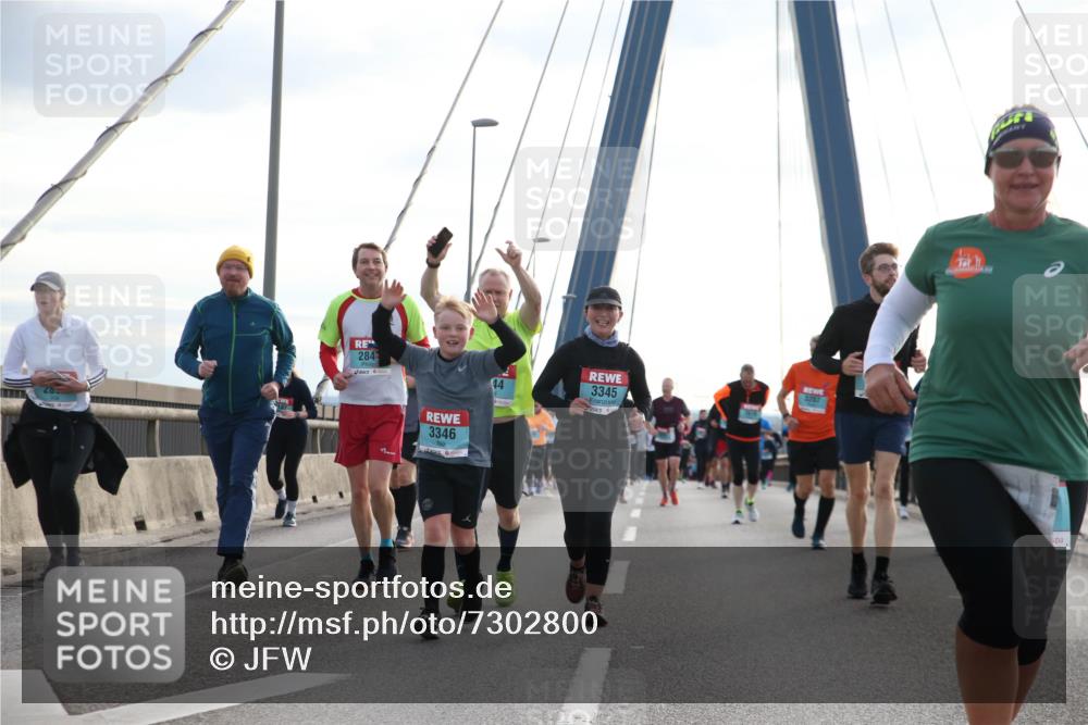 03.10.2024 - Köhlbrandbrückenlauf Jannik Wohlers http://msf.ph/oto/7302800 03.10.2024 09:35:59 Position 1 284, 3346, 44, 3345 meine-sportfotos.de