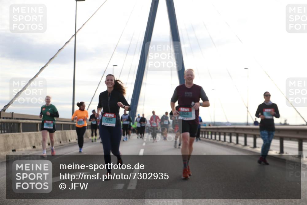 03.10.2024 - Köhlbrandbrückenlauf Jannik Wohlers http://msf.ph/oto/7302935 03.10.2024 09:36:08 Position 1 2883, 2939 meine-sportfotos.de