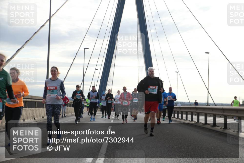 03.10.2024 - Köhlbrandbrückenlauf Jannik Wohlers http://msf.ph/oto/7302944 03.10.2024 09:36:10 Position 1 3547, 3355, 2898, 3396 meine-sportfotos.de