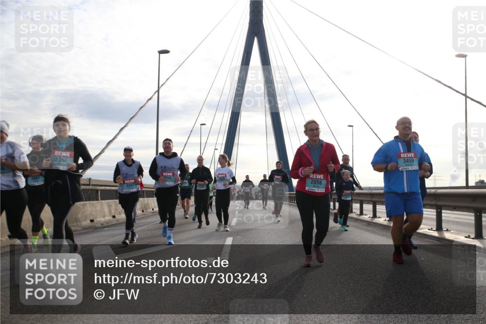 03.10.2024 - Köhlbrandbrückenlauf Jannik Wohlers http://msf.ph/oto/7303243 03.10.2024 09:36:15 Position 1 2881, 3355, 3348, 3347, 2898, 3555, 3459 meine-sportfotos.de