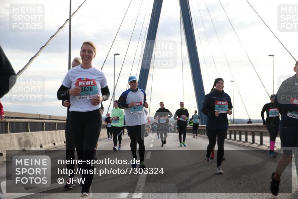 03.10.2024 - Köhlbrandbrückenlauf Jannik Wohlers http://msf.ph/oto/7303324 03.10.2024 09:36:17 Position 1 55, 3638, 3159, 3294, 2662 meine-sportfotos.de