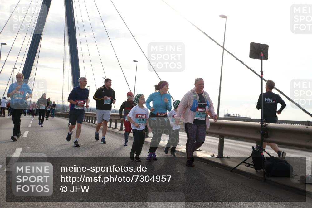 03.10.2024 - Köhlbrandbrückenlauf Jannik Wohlers http://msf.ph/oto/7304957 03.10.2024 09:37:01 Position 1 2371, 2877, 2376, 2419 meine-sportfotos.de
