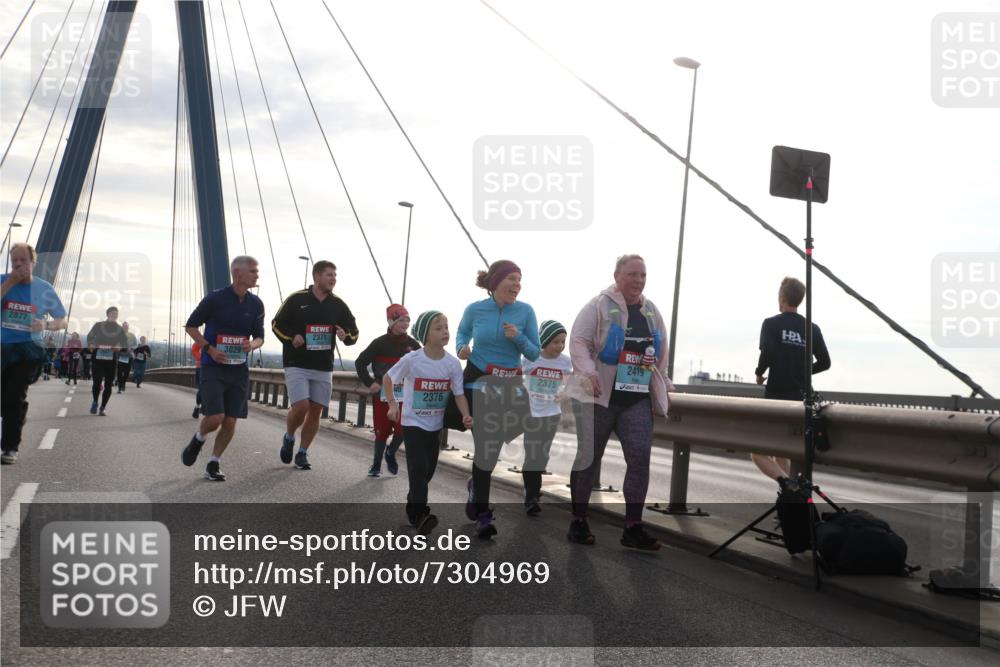 03.10.2024 - Köhlbrandbrückenlauf Jannik Wohlers http://msf.ph/oto/7304969 03.10.2024 09:37:01 Position 1 2877, 2371, 3029, 2419, 2375, 2376 meine-sportfotos.de