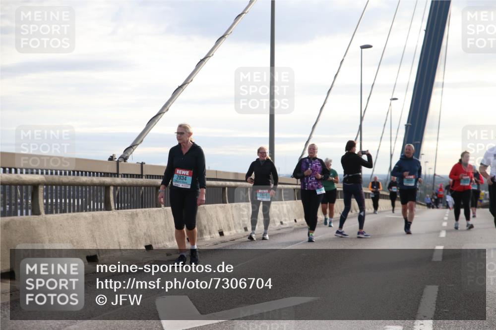03.10.2024 - Köhlbrandbrückenlauf Jannik Wohlers http://msf.ph/oto/7306704 03.10.2024 09:38:22 Position 1 2934, 2838 meine-sportfotos.de