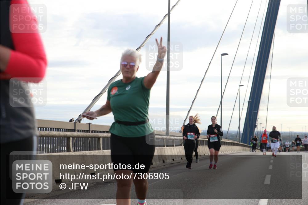 03.10.2024 - Köhlbrandbrückenlauf Jannik Wohlers http://msf.ph/oto/7306905 03.10.2024 09:38:35 Position 1 2393, 3574 meine-sportfotos.de