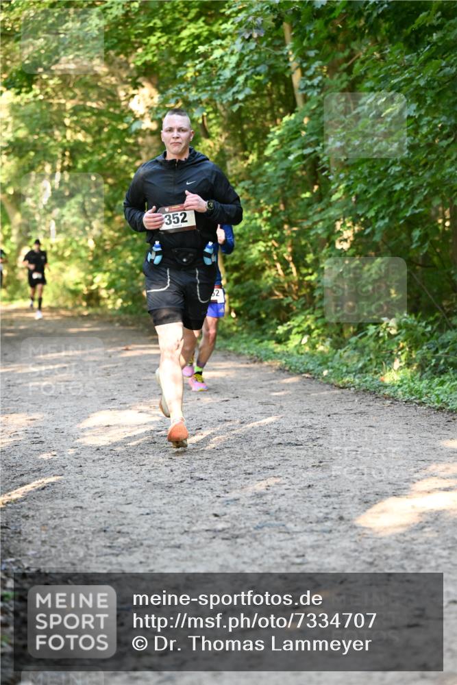 06.10.2024 - Bramfelder Halbmarathon 2024 Dr. Thomas Lammeyer http://msf.ph/oto/7334707 06.10.2024 09:52:04 Laufen 352, 2 meine-sportfotos.de