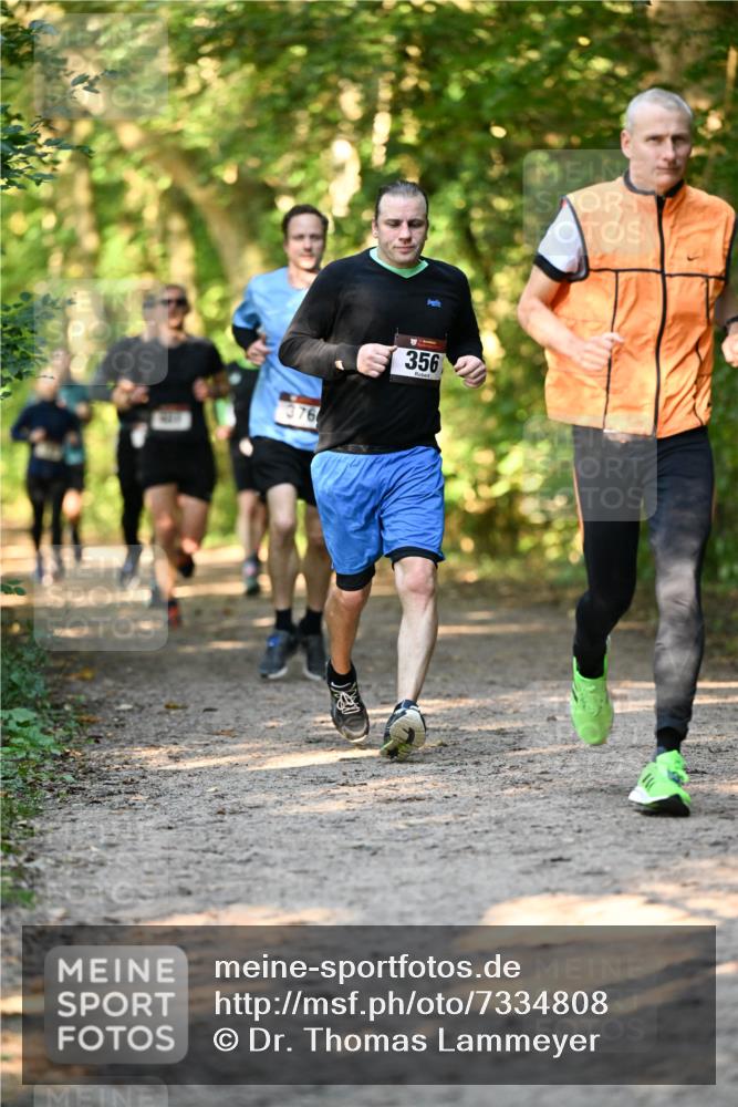 06.10.2024 - Bramfelder Halbmarathon 2024 Dr. Thomas Lammeyer http://msf.ph/oto/7334808 06.10.2024 09:52:30 Laufen 376, 356 meine-sportfotos.de