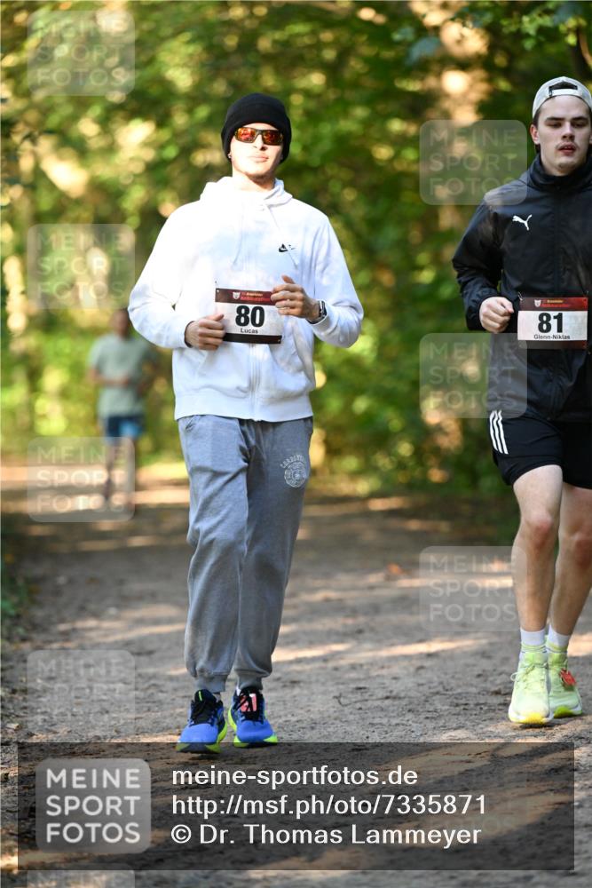 06.10.2024 - Bramfelder Halbmarathon 2024 Dr. Thomas Lammeyer http://msf.ph/oto/7335871 06.10.2024 10:00:04 Laufen 80, 81 meine-sportfotos.de