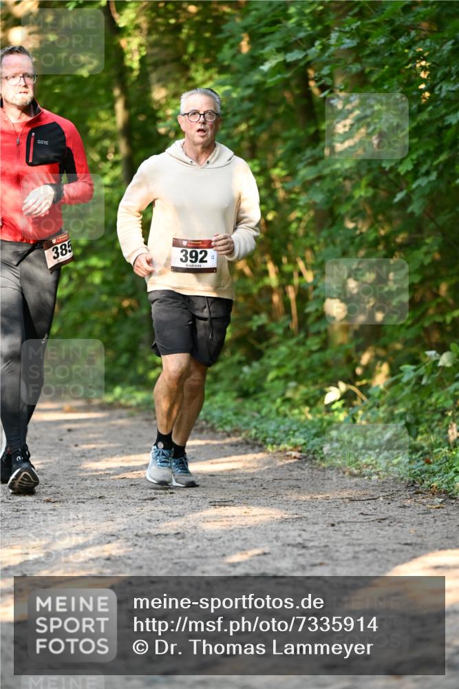 06.10.2024 - Bramfelder Halbmarathon 2024 Dr. Thomas Lammeyer http://msf.ph/oto/7335914 06.10.2024 10:00:42 Laufen 385, 392 meine-sportfotos.de