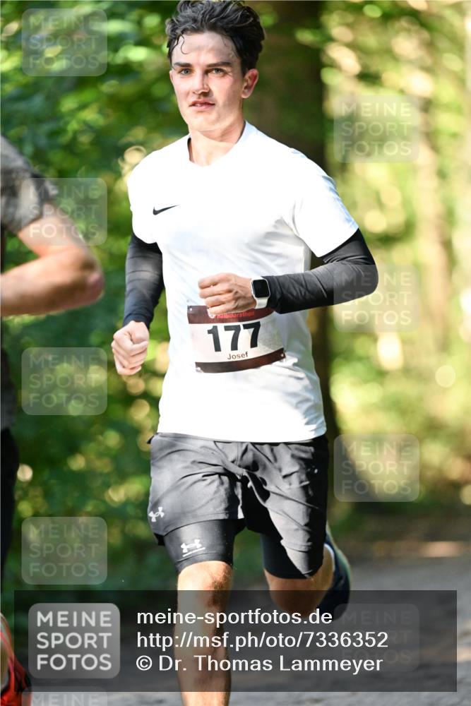 06.10.2024 - Bramfelder Halbmarathon 2024 Dr. Thomas Lammeyer http://msf.ph/oto/7336352 06.10.2024 10:12:20 Laufen 177 meine-sportfotos.de