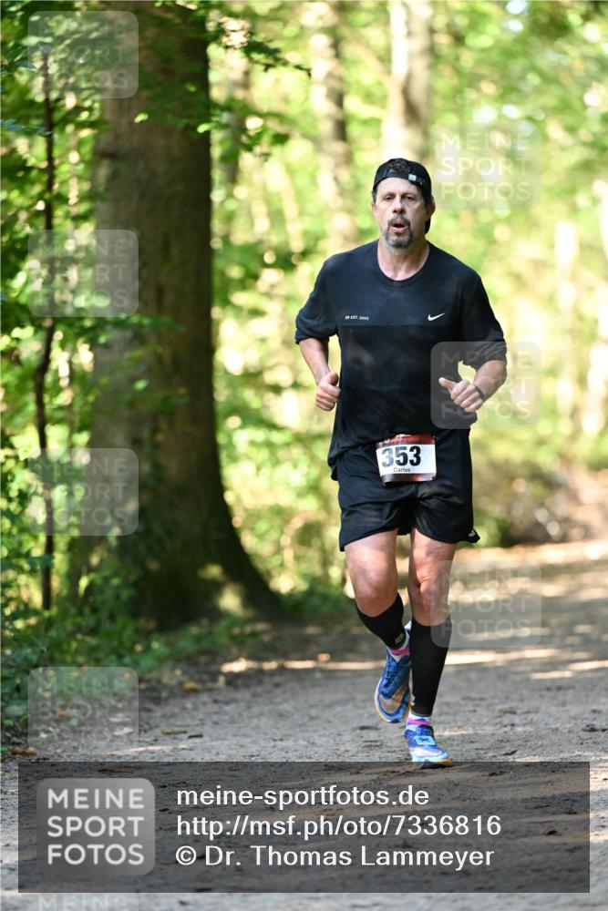 06.10.2024 - Bramfelder Halbmarathon 2024 Dr. Thomas Lammeyer http://msf.ph/oto/7336816 06.10.2024 10:17:13 Laufen 8, 2002, 353 meine-sportfotos.de
