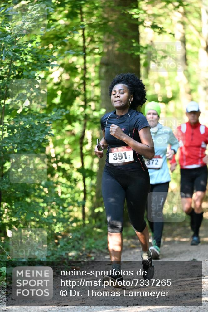06.10.2024 - Bramfelder Halbmarathon 2024 Dr. Thomas Lammeyer http://msf.ph/oto/7337265 06.10.2024 10:20:34 Laufen 391, 372 meine-sportfotos.de
