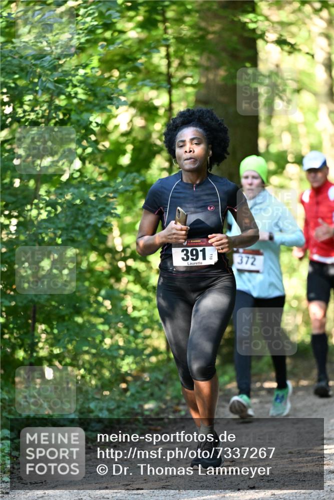 06.10.2024 - Bramfelder Halbmarathon 2024 Dr. Thomas Lammeyer http://msf.ph/oto/7337267 06.10.2024 10:20:34 Laufen 391, 372 meine-sportfotos.de