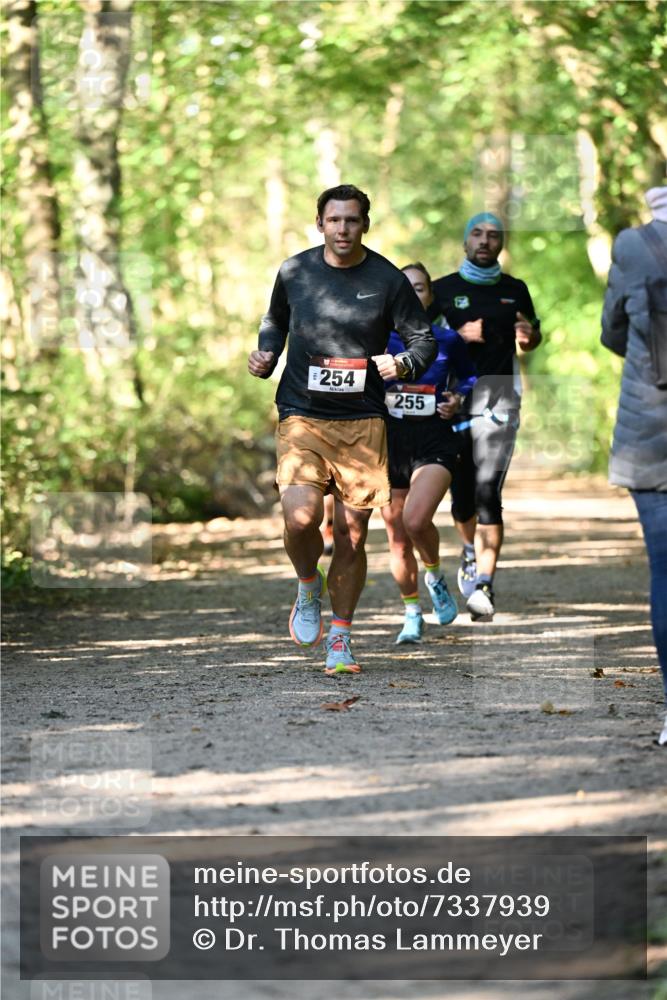 06.10.2024 - Bramfelder Halbmarathon 2024 Dr. Thomas Lammeyer http://msf.ph/oto/7337939 06.10.2024 10:24:13 Laufen 254, 255 meine-sportfotos.de