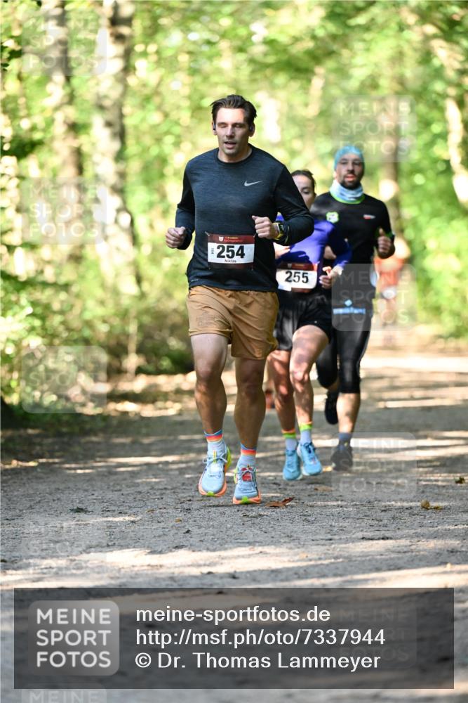 06.10.2024 - Bramfelder Halbmarathon 2024 Dr. Thomas Lammeyer http://msf.ph/oto/7337944 06.10.2024 10:24:14 Laufen 254, 255 meine-sportfotos.de