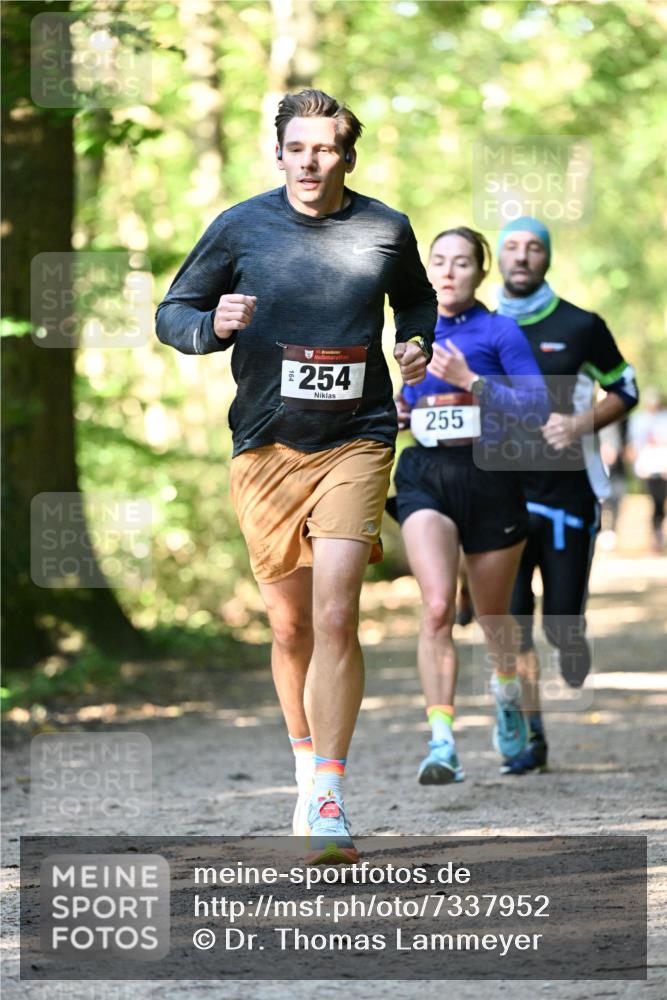 06.10.2024 - Bramfelder Halbmarathon 2024 Dr. Thomas Lammeyer http://msf.ph/oto/7337952 06.10.2024 10:24:15 Laufen 254, 255 meine-sportfotos.de