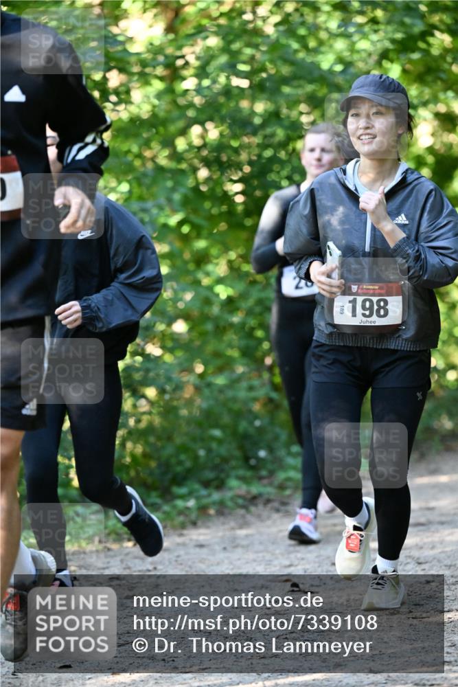 06.10.2024 - Bramfelder Halbmarathon 2024 Dr. Thomas Lammeyer http://msf.ph/oto/7339108 06.10.2024 10:30:14 Laufen 33, 198 meine-sportfotos.de