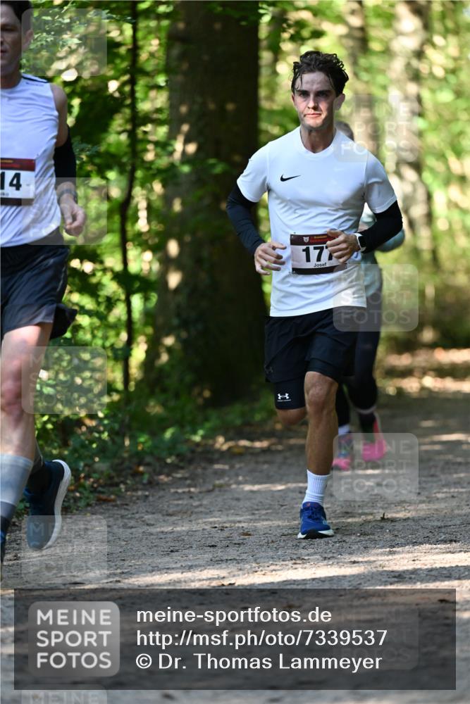06.10.2024 - Bramfelder Halbmarathon 2024 Dr. Thomas Lammeyer http://msf.ph/oto/7339537 06.10.2024 10:34:27 Laufen 14, 17 meine-sportfotos.de