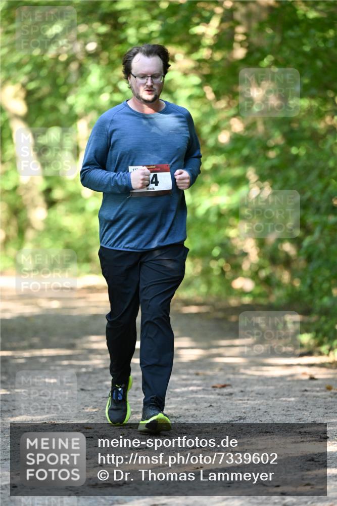 06.10.2024 - Bramfelder Halbmarathon 2024 Dr. Thomas Lammeyer http://msf.ph/oto/7339602 06.10.2024 10:35:34 Laufen 13, 54 meine-sportfotos.de